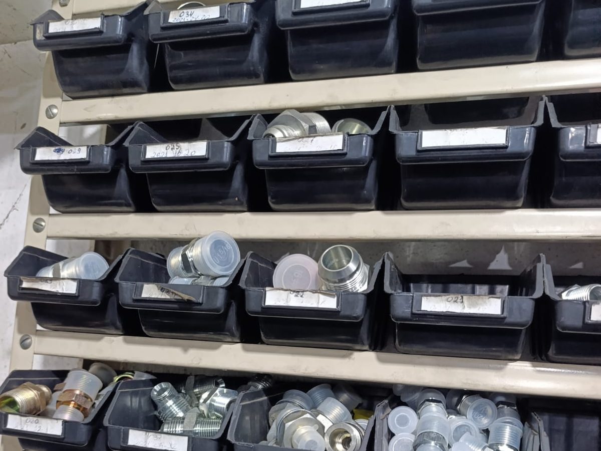 Adaptadores e conexões hidráulicas de alta pressão organizados em gavetas